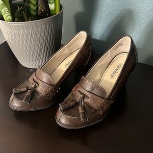 Women’s dress shoes by Madeline Stuart. Size 6 - like new!